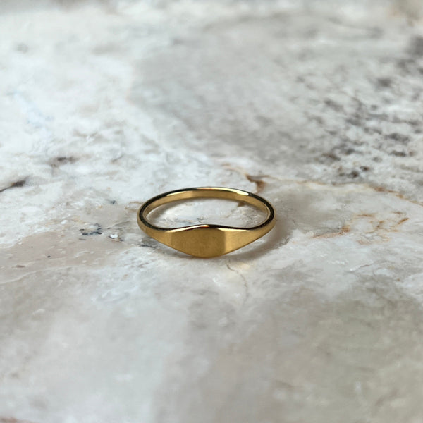 Model bærer Oval Ring i 18K guldbelagt rustfrit stål.