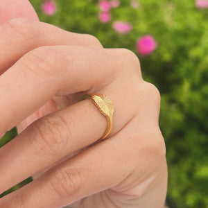 Model bærer Sun Ring i 18K guldbelagt rustfrit stål.