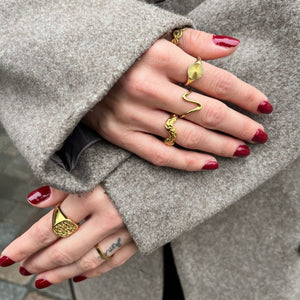 Close-up af Wave Ring med bølgeformet design.