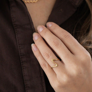 Detalje af Wave Ring med organisk bølgeform.