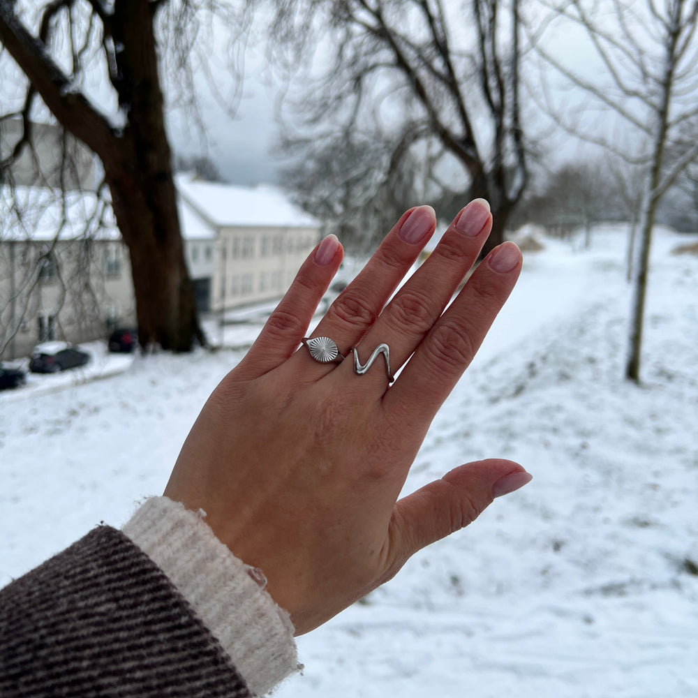 Wave Ring i sølvfarvet rustfrit stål.