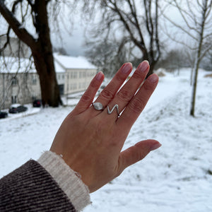 Detalje af Wave Ring med bølgeinspireret design.