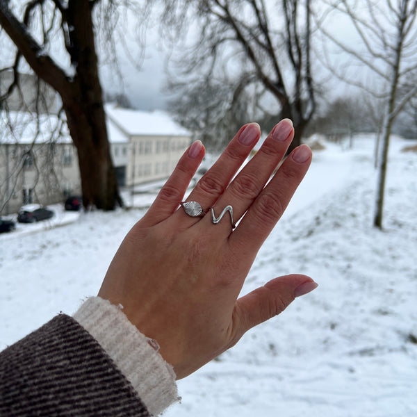 Detalje af Wave Ring med bølgeinspireret design.