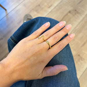 Model bærer Wave Ring i 18K guldbelagt rustfrit stål.
