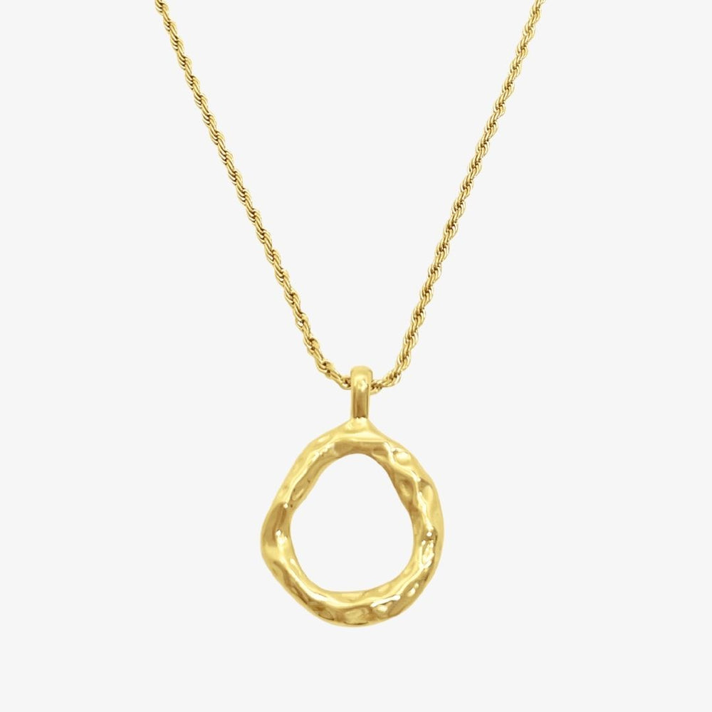 Wavy Circle Halskæde i 18K guldbelagt rustfrit stål.