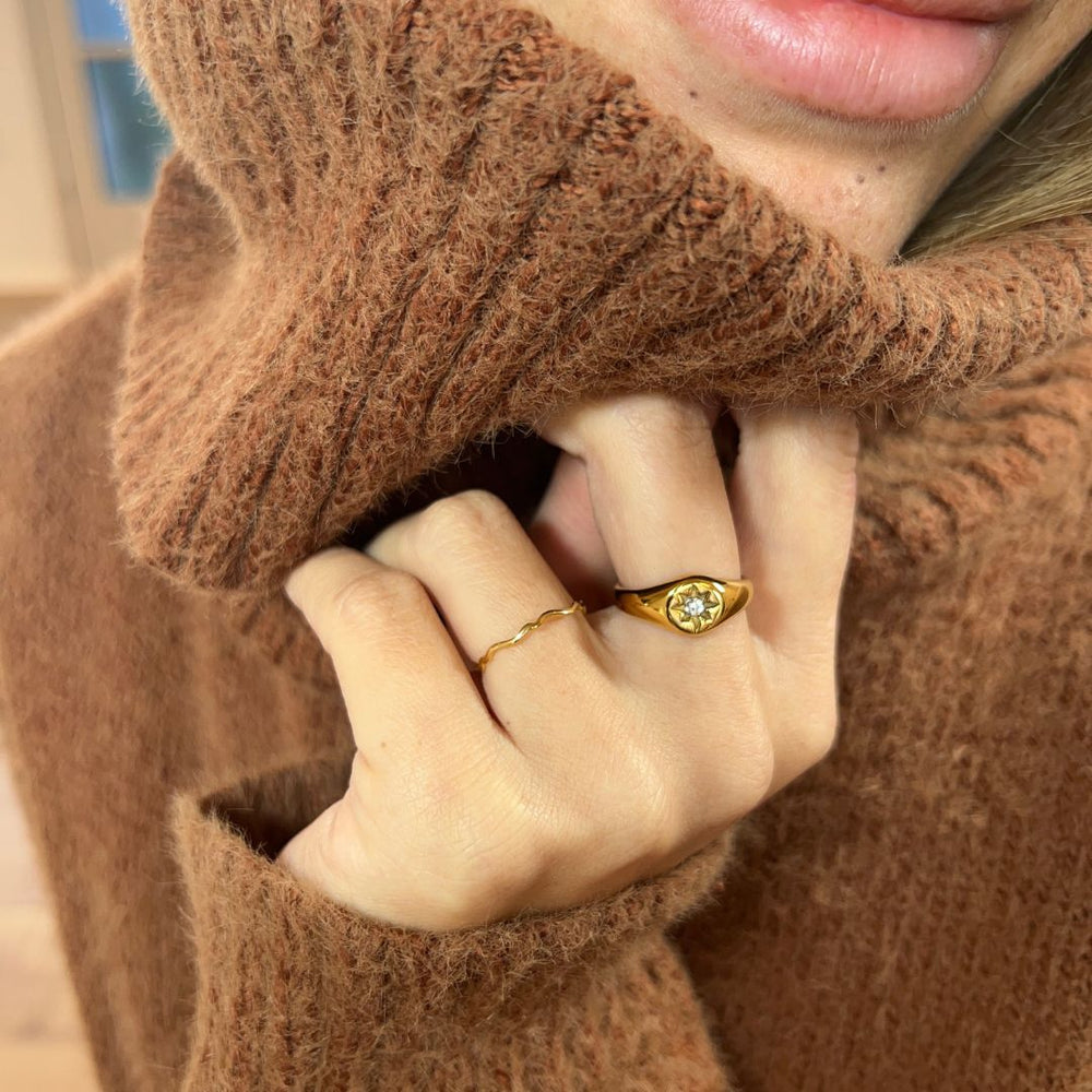 Star Rund Ring i 18K guldbelagt rustfrit stål.
