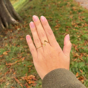 Wavy Fine Ring i 18K guldbelagt rustfrit stål med elegant bølgeform