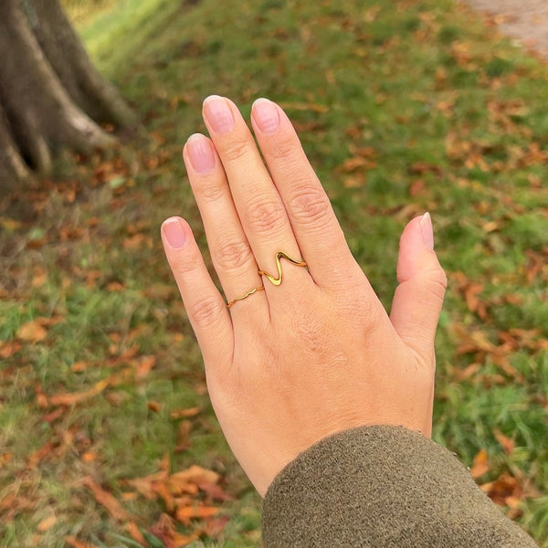 Wavy Fine Ring i 18K guldbelagt rustfrit stål med elegant bølgeform